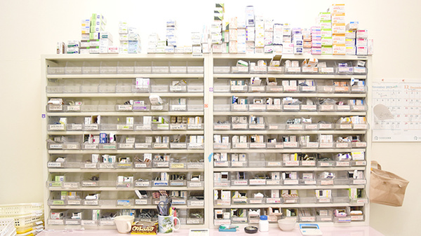 アロハ薬局の薬棚
