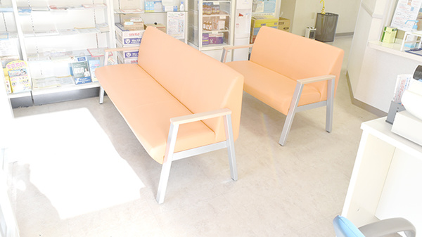 コスモ調剤薬局室町店の待合スペース