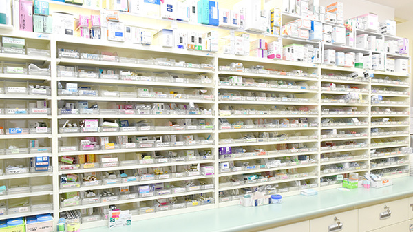 コスモ調剤薬局室町店の薬棚