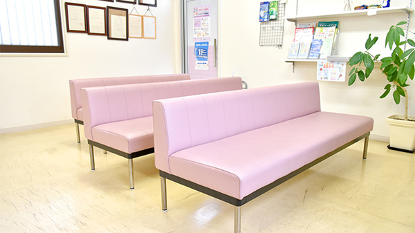 京町薬局　川津店の待合スペース