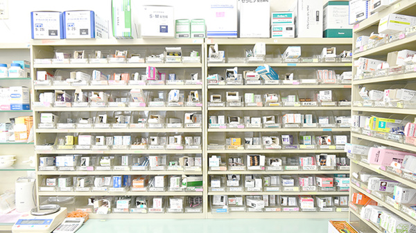 コスモ調剤薬局善通寺店の薬棚