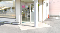 くま薬局　三木店の入口