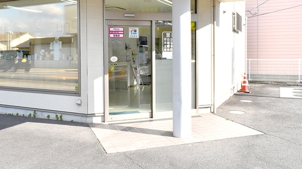 くま薬局　三木店の入口