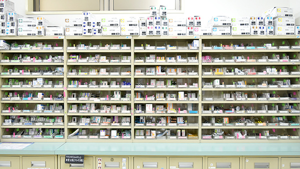 くま薬局　三木店の薬棚
