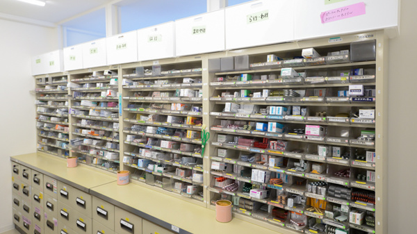 アカネ調剤薬局の薬棚
