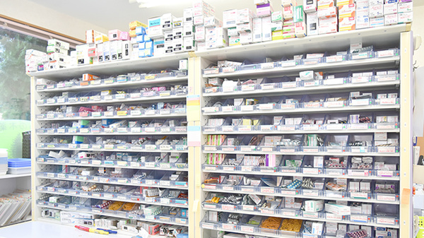 有限会社香川ファーマシー遊　もみの木薬局の薬棚