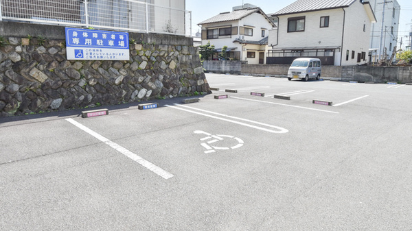 そうごう薬局 松山山越店の駐車場