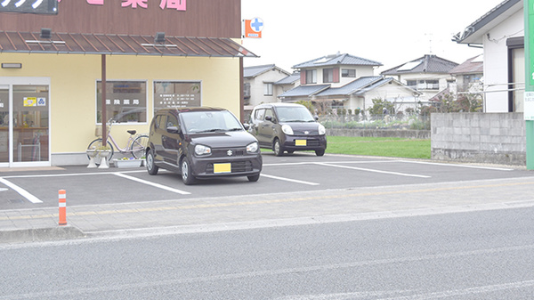 コスモ薬局の駐車場