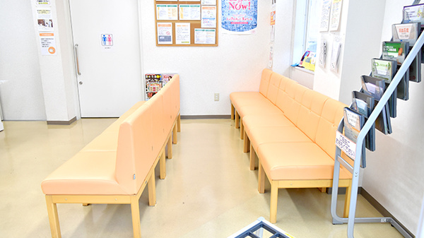 たんぽぽ薬局　松山日赤前店の待合スペース