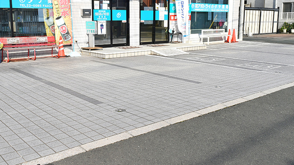 ダテ薬局の駐車場