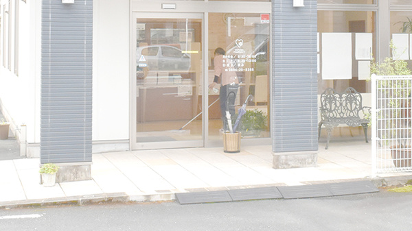 よつば薬局駅前西通店の入口