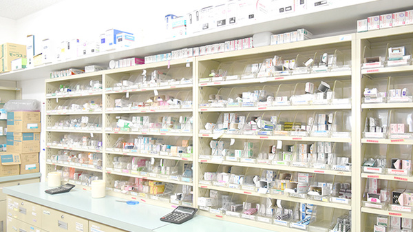 よつば薬局駅前西通店の薬棚