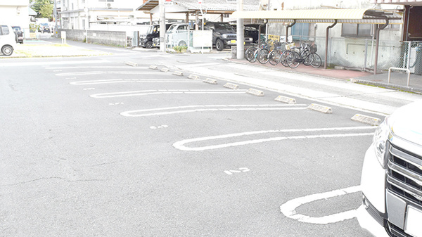 よつば薬局駅前西通店の駐車場