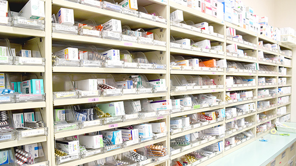 にこにこ薬局角野店の薬棚