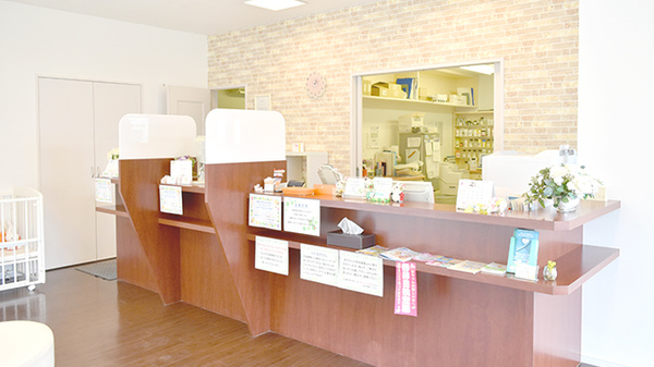 よつば薬局東若宮店の受付/カウンター