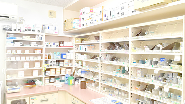 よつば薬局東若宮店の薬棚