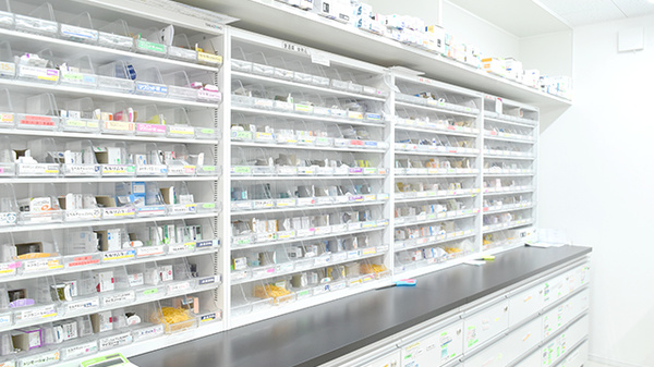 よつば薬局大洲中央店の薬棚