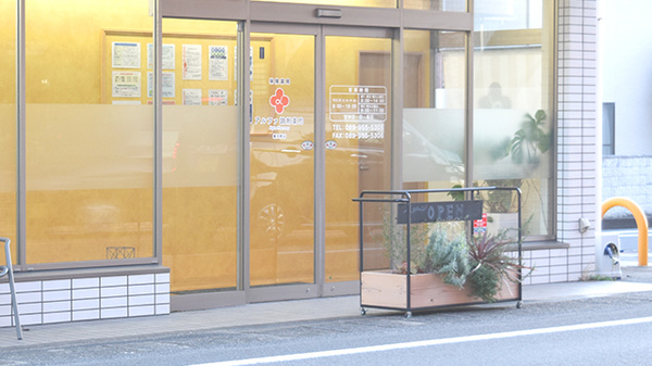 アルファ調剤薬局横河原店の入口