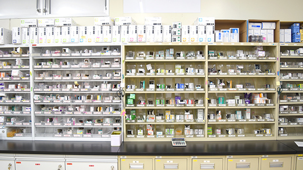 アルファ調剤薬局横河原店の薬棚