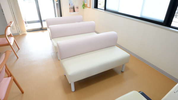 虹の森薬局の待合スペース