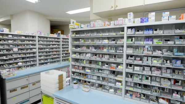 虹の森薬局の薬棚