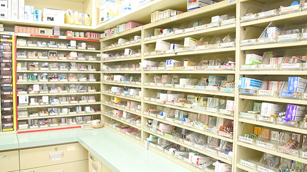 エール薬局　一本松店の薬棚