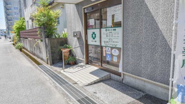 クローバー薬局の入口