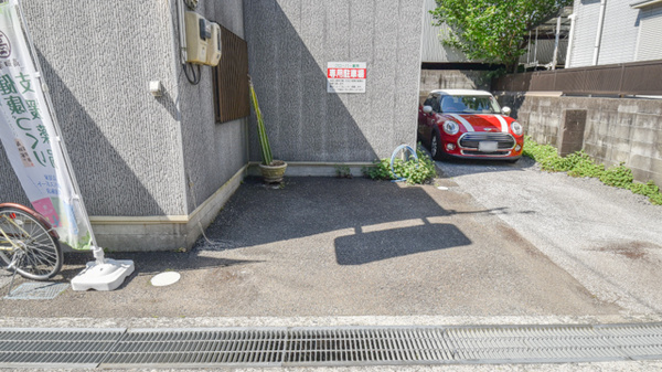 クローバー薬局の駐車場