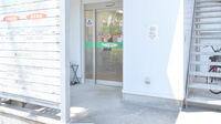 岡本平和薬局西分店の入口