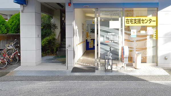 ブルークロス江ノ口薬局の入口