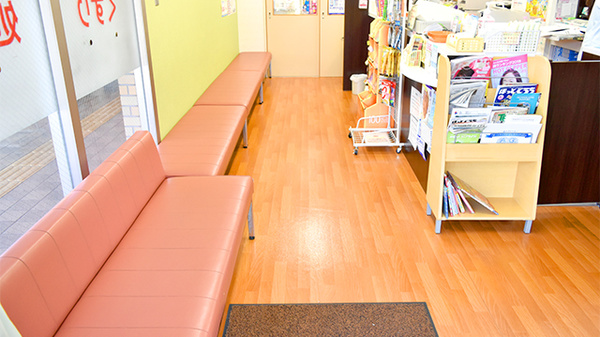 うしおえ薬局の待合スペース