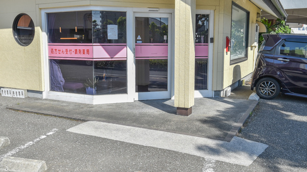 オリーブ薬局の入口