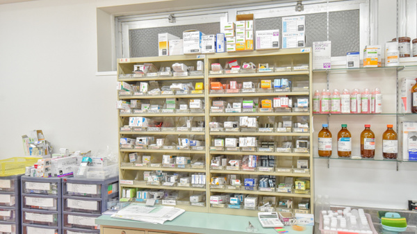 オリーブ薬局の薬棚