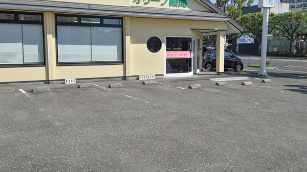 オリーブ薬局の駐車場