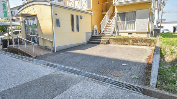 新田町うさぎ薬局の駐車場