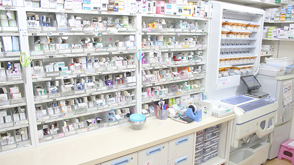 四国調剤はるの薬局の薬棚