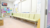 すみれ薬局けんみん前店の待合スペース