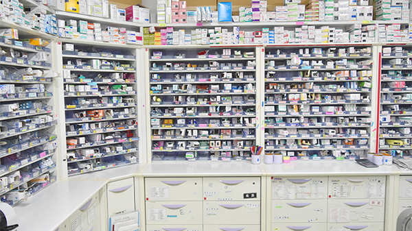 すみれ薬局けんみん前店の薬棚