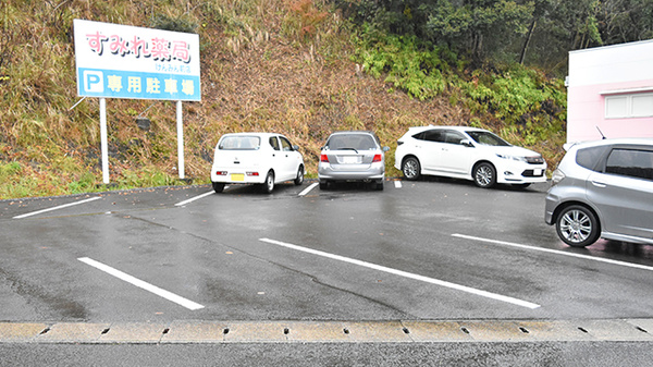 すみれ薬局けんみん前店の駐車場
