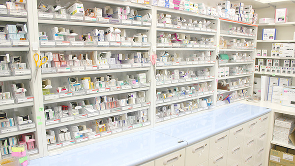 アルファ薬局香南店の薬棚