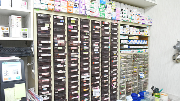 四国調剤あさひ薬局の薬棚