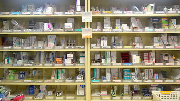 大信薬局松崎店の薬棚