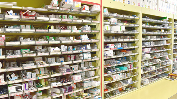 コスモ薬局貝塚の薬棚