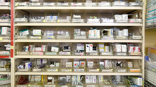 エイシン調剤薬局の薬棚