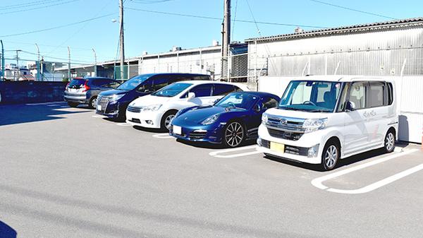 イルカ薬局名島店の駐車場