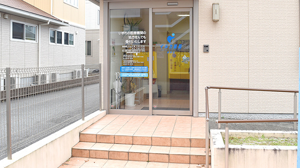 イルカ薬局篠栗店の入口