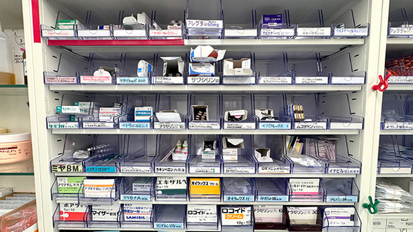 ブルーナ薬局の薬棚