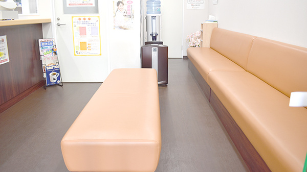 薬親会薬局別府店の待合スペース