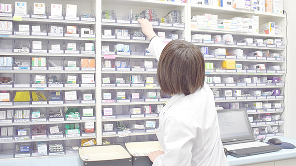 薬親会薬局別府店の作業風景