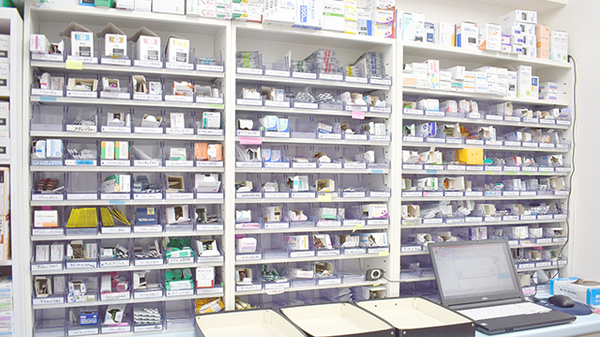 薬親会薬局別府店の薬棚